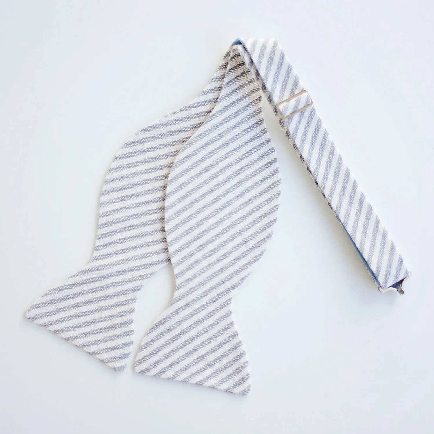 Men's Freestyle Self-Tie Bow Tie / Gray Linen Stripe